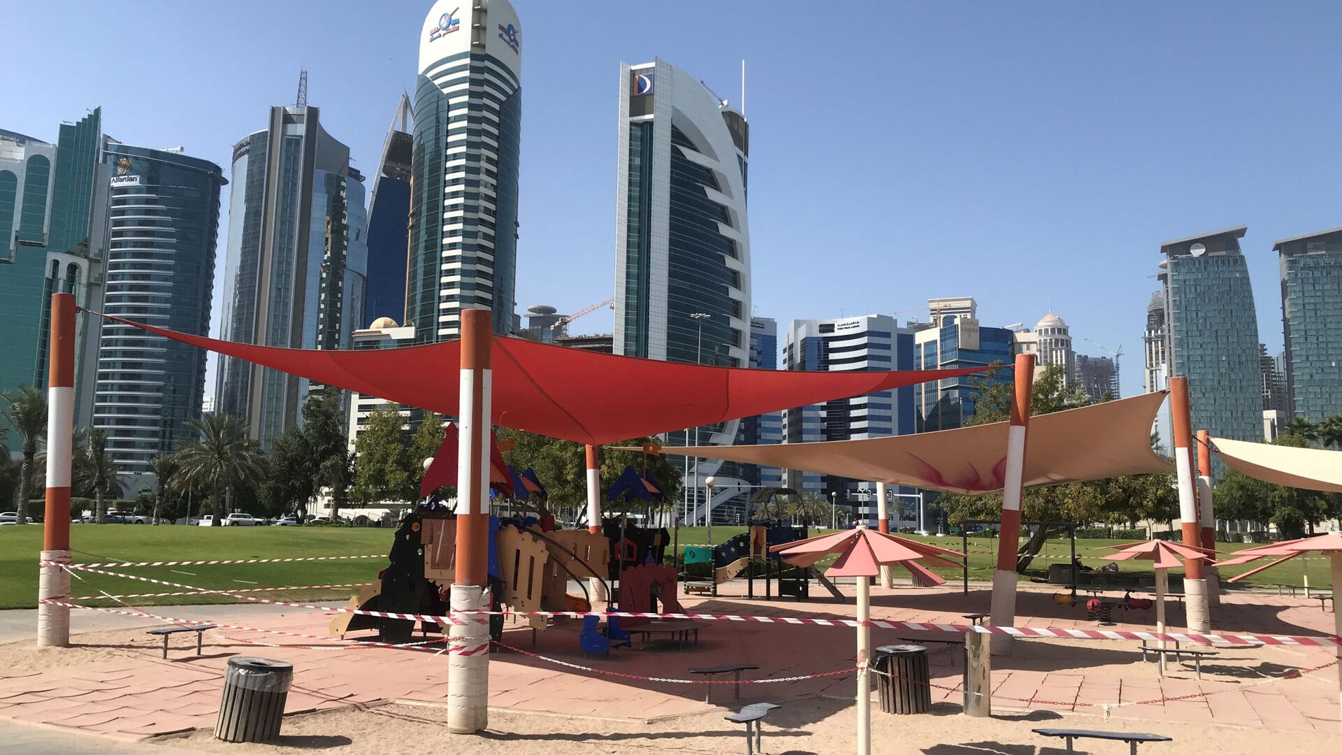 مشهد عام على ساحة للأطفال فارغة، في أعقاب تفشي مرض فيروس كورونا (كوفيد-19) في الدوحة، قطر  17 آذار/ مارس 2020 - سبوتنيك عربي, 1920, 14.01.2022