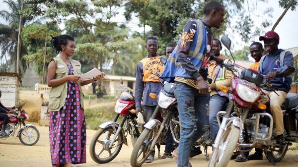 مارتين ميلوند ناشطة مجتمعي كونغولية تعمل مع مجموعة المساعدة World Vision في بيني بشرق الكونغو والتي أصبحت مركز تفشي الإيبولا تشرك الجمهور في الوقاية من فيروس كورونا - سبوتنيك عربي