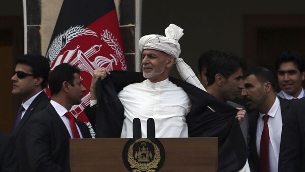 الرئيس الأفغاني أشرف غني يفتح معطفه بعد إطلاق بعض الصواريخ خلال خطابه بعد أن أدى اليمين في حفل تنصيبه في القصر الرئاسي في كابول لطمأنة أنصاره - سبوتنيك عربي