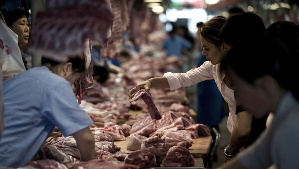 عملاء يشترون لحم الخنزير بسوق في بكين - سبوتنيك عربي