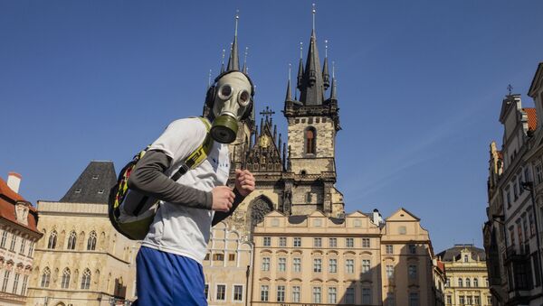 رجل يرتدي قناعا للوقاية من عدوى فيروس كورونا في براغ، التشيك 18 مارس 2020 - سبوتنيك عربي