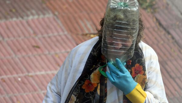 فتاة ترتدي قناعا للوقاية من عدوى فيروس كورونا في مونتيفيديو، أوروغواي 12 أبريل 2020 - سبوتنيك عربي