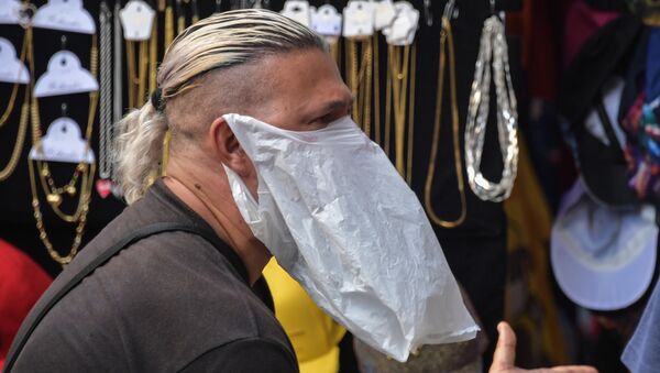 بائع يرتدي قناعا للوقاية من عدوى فيروس كورونا في البرازيل 16 مارس 2020 - سبوتنيك عربي
