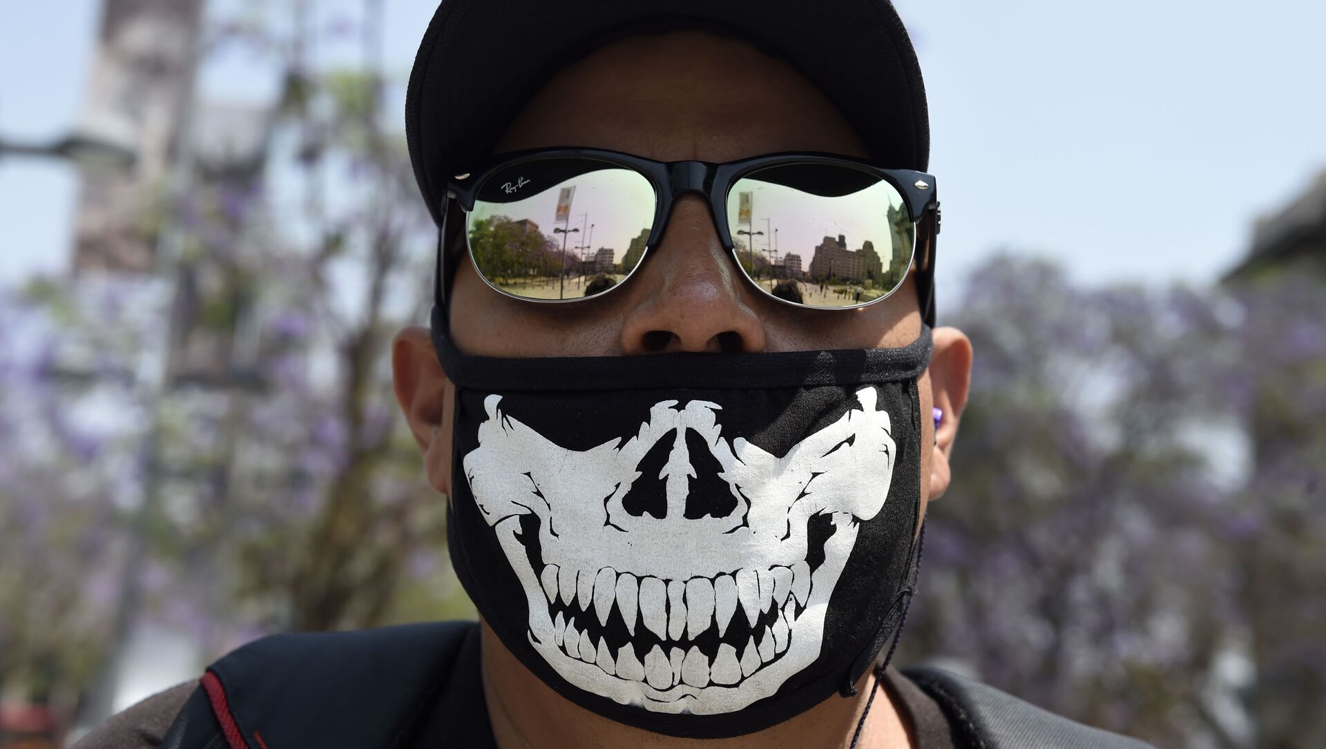 رجل يرتدي قناعا للوقاية من عدوى فيروس كورونا في مدينة مكسيكو، المكسيك 3 أبريل 2020 - سبوتنيك عربي, 1920, 12.08.2021