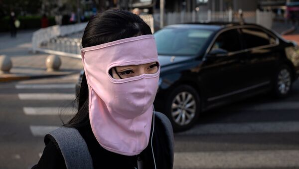 فتاة ترتدي قناعا للوقاية من عدوى فيروس كورونا في بكين، الصين 1 أبريل 2020 - سبوتنيك عربي