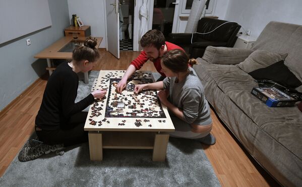 عائلة تلعب أحجية الصور المقطوعة، ألمانيا - سبوتنيك عربي