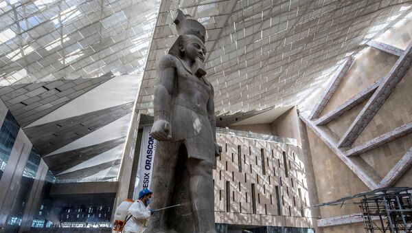  تعقيم تمثال رمسيس الثاني ضد فيروس كورونا في المتحف المصري الكبير، الذي شيد حديثا في الجيزة بضواحي  القاهرة ، 13 أبريل 2020. - سبوتنيك عربي