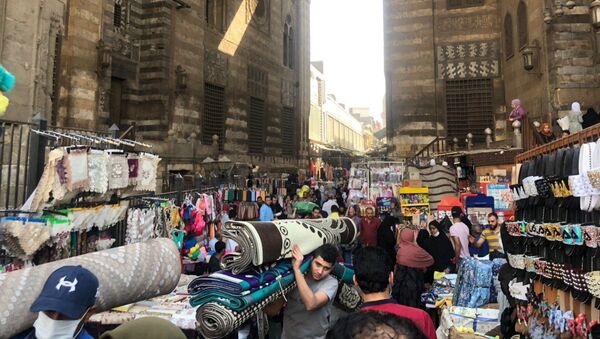 أسواق القاهرة تعاني من الركود بسبب حظر التجول المفروض في إطار خطة الدولة لمواجهة تفشي فيروس كورونا - سبوتنيك عربي