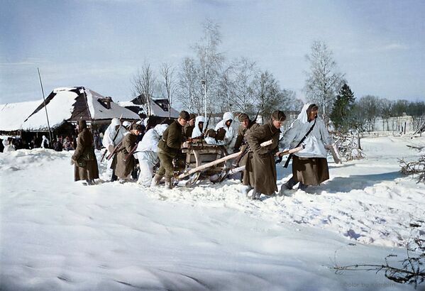 قرية محررة بالقرب من موجايسك، يأخذونهم الجرحى إلى المستشفى، يناير 1942 - سبوتنيك عربي
