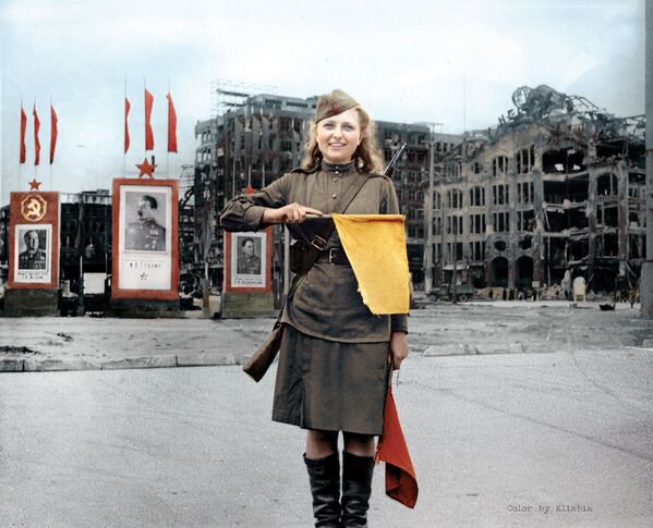  الجندية السوفيتية ليوبا روسينوفا في برلين بعد النصر على ألمانيا النازية - سبوتنيك عربي