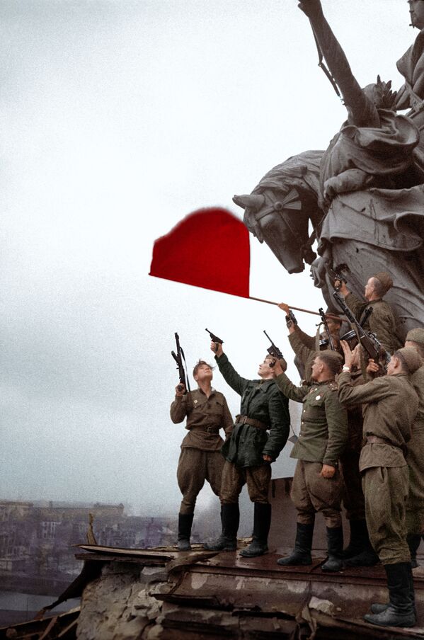  نصب راية النصر الحمراء على مبنى الرايخستاغ. جنود الكتيبة تحت قيادة ستبان نيوسترويف، عام 1945  - سبوتنيك عربي