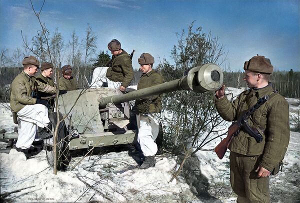 الجنود السوفيت يتفقدون سلاح هتلر المضاد للدبابات، عام 1944 - سبوتنيك عربي