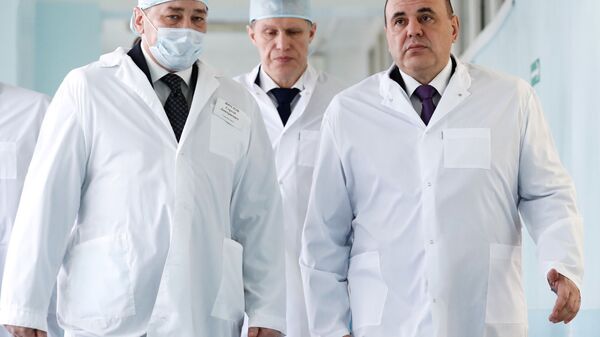 من اليسار سيرغي فرولوف كبير الأطباء في مستشفى كورغان للطوارئ ووزير الصحة ميخائيل موراشكو ورئيس الوزراء الروسي ميخائيل ميشوستين يزوران مستشفى كورغان للطوارئ في كورغان في روسيا - سبوتنيك عربي