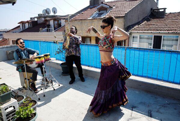 الراقصة سو سيفدا أوزون ترقص على سطح منزلها، برفقة فرقة موسيقية، بسبب الحجر الصحي، كإجراء  وقائي ضد فيروس كورونا (كوفيد-19) في تركيا، 13 أبريل 2020 - سبوتنيك عربي