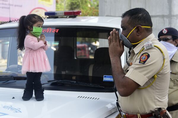 أصغر امرأة في العالم، جيوتي أمجي، ترتدي كمامة طبية وتحي شرطي في ناجبور  13 أبريل 2020، في إطار الاجراءات الوقائية لمنع انتشار فيروس كورونا (اوفيد-19) في الهند - سبوتنيك عربي