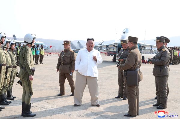 زعيم كوريا الشمالية كيم جونغ أون يزور قاعدة للطائرات الهجومية التابعة للدفاع الجوي،  12 أبريل 2020 - سبوتنيك عربي
