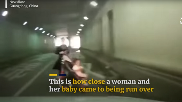 لحظات مرعبة لامرأة كادت أن تتعرض لحادث وهي تجر عربة طفل في نفق مظلم.. فيديو - سبوتنيك عربي