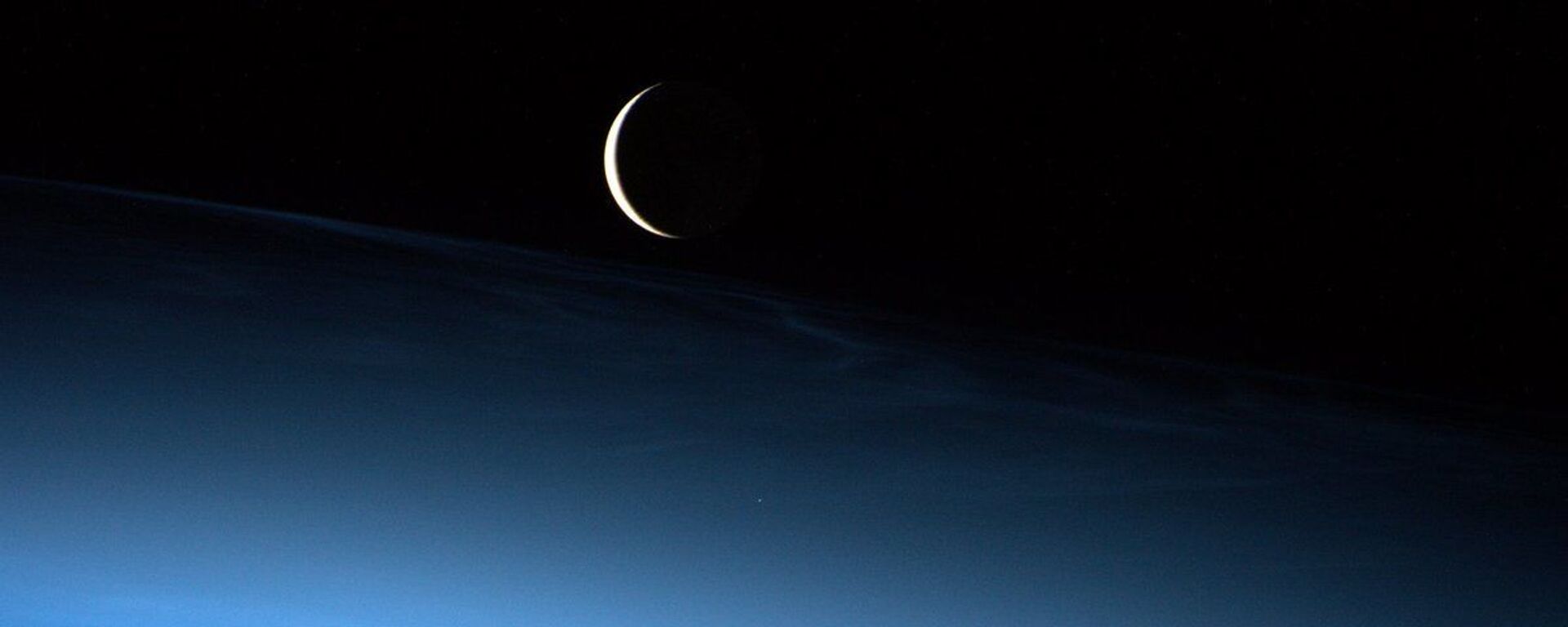 صورة هلال القمر لرائد فضاء ناسا - سبوتنيك عربي, 1920, 18.07.2020