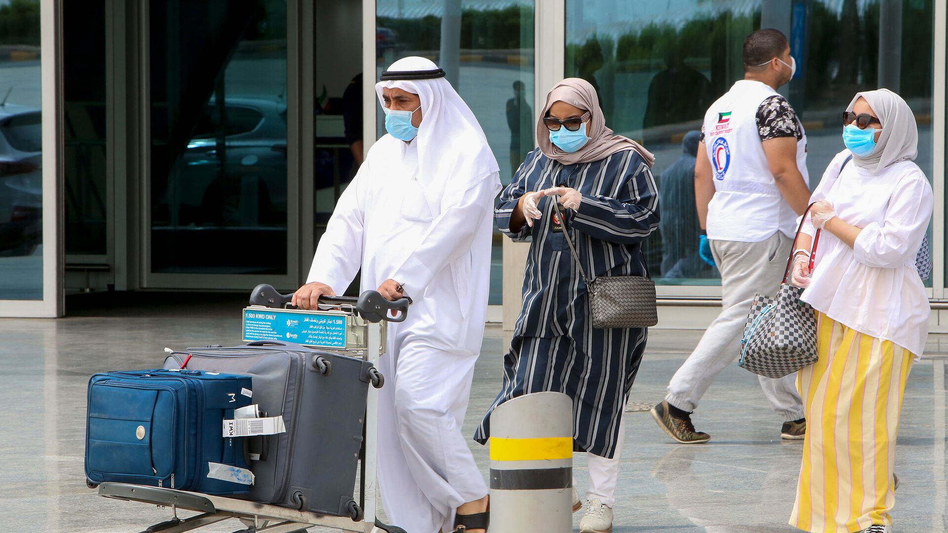 يغادر المواطنون الكويتيون المقيمون في الخارج مطار الكويت الدولي في العاصمة عند عودتهم كجزء من خطة الإعادة إلى الوطن في 19 أبريل 2020 ، وقبل نقلهم إلى الحجر الصحي الإلزامي - سبوتنيك عربي, 1920, 17.05.2021