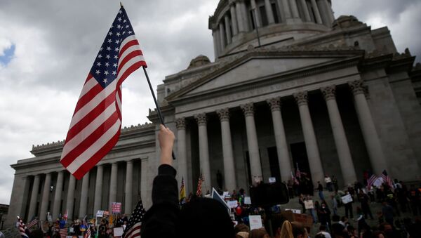 الآلاف يتجمعون في الولايات المتحدة احتجاجا على أوامر البقاء بالمنازل - سبوتنيك عربي