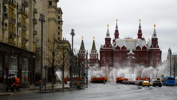 عملية تعقيم واسعة النطاق للطرق والأرصفة في موسكو، اجراءات وقائية ضد كورونا، روسيا، 18 أبريل 2020 - سبوتنيك عربي