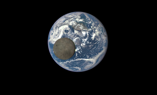صورة فريدة للقمر على خلفية كوكب الأرض، مصنوعة باستخدام الجهاز الفضائي مرصد مناخ الفضاء العميق (DSCOVR). - سبوتنيك عربي