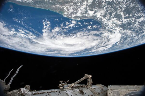 صورة لاعصار فوق خليج المكسيك التقطها رائد فضاء الأمريكي سكوت كيلي من مربكة الفضاء الدولية، 2015 - سبوتنيك عربي