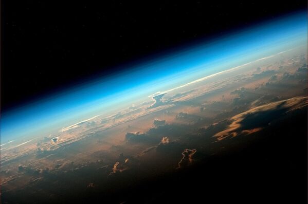 صورة للأرض من محطة الفضاء الدولية التي التقطها رائد الفضاء من وكالة روسكوسموس الروسي أوليغ أرتيمييف - سبوتنيك عربي