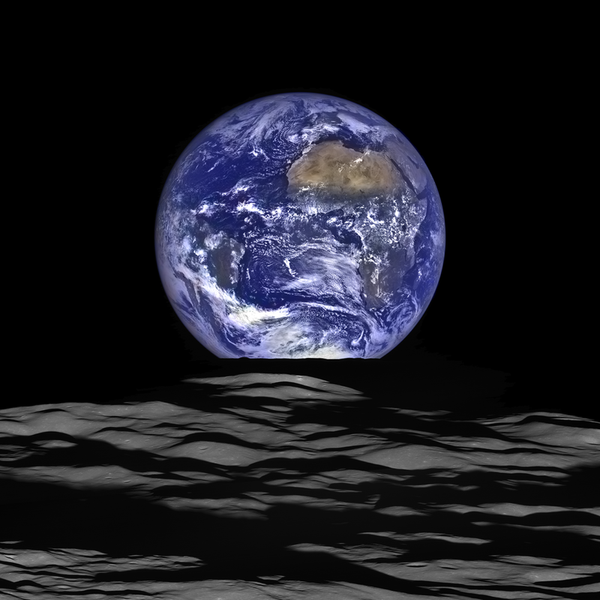 في الآونة الأخيرة، التقطت مركبة الاستطلاع القمرية (LRO) التابعة لوكالة ناسا صورة فريدة من نوعها لكرة الأرض من نقطة انطلاق المركبة الفضائية في مدار القمر. - سبوتنيك عربي