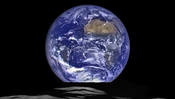 في الآونة الأخيرة، التقطت مركبة الاستطلاع القمرية (LRO) التابعة لوكالة ناسا صورة فريدة من نوعها لكرة الأرض من نقطة انطلاق المركبة الفضائية في مدار القمر. - سبوتنيك عربي