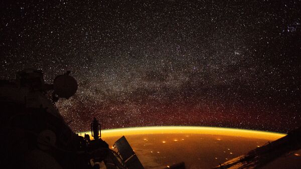  صورة للمعان الغلاف الجوي للأرض، التقطها رائد فضاء من محطة الفضاء الدولية أثناء مهمة خارج المركبة، 2018 - سبوتنيك عربي