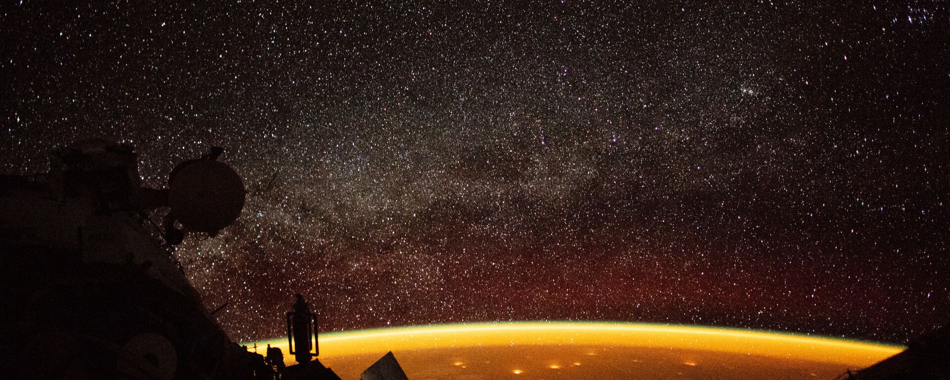  صورة للمعان الغلاف الجوي للأرض، التقطها رائد فضاء من محطة الفضاء الدولية أثناء مهمة خارج المركبة، 2018 - سبوتنيك عربي, 1920, 10.05.2021