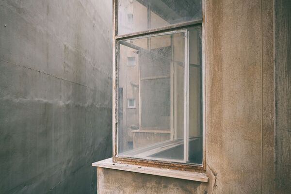 صورة بعنوان النافذة، للمصورة اليونانية إيليني ريمانتوناكي، الفائزة في فئة الهندسة المعمارية المفتوحة من مسابقة جوائز سوني العالمية للتصوير لعام 2020 - سبوتنيك عربي