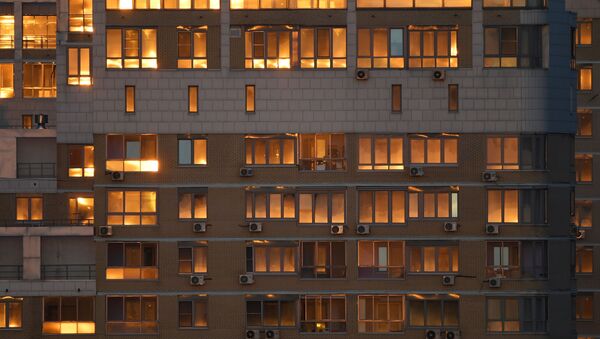 أشعة غروب الشمس تنعكس على نوافذ المنازل، حيث يبقى المواطنون معظم الوقت في إطار العزل الصحي - سبوتنيك عربي