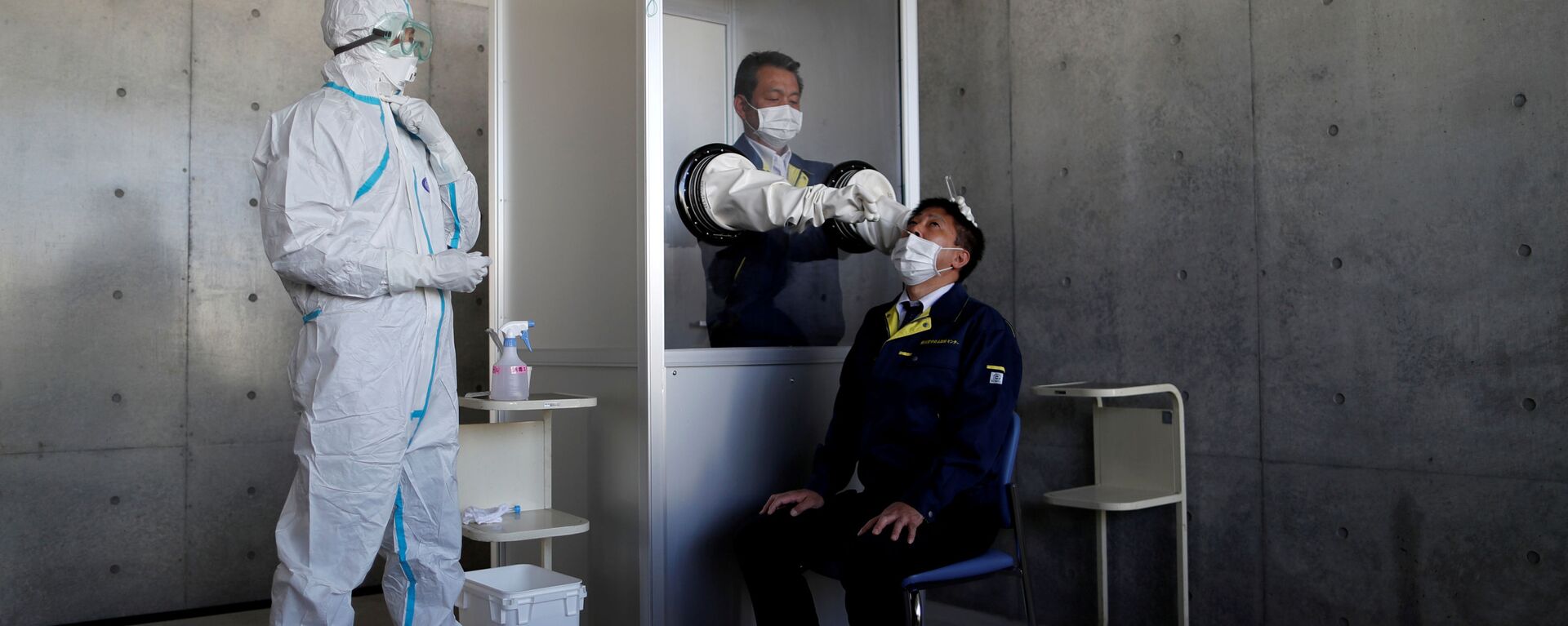 عامل طبي يجري محاكاة لاختبار مرض فيروس كورونا (COVID-19) في منشأة مؤقتة في يوكوسوكا جنوب طوكيو في اليابان  - سبوتنيك عربي, 1920, 15.01.2022