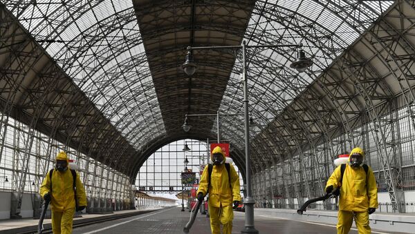 يقوم موظفو وزارة الطوارئ الروسية بالتعقيم في محطة الفطارات كييفسكايا في موسكو كجزء من تدابير الوقاية من الإصابة بالفيروس التاجي كورونا - سبوتنيك عربي