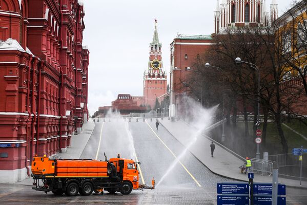 مركبة خدمات تقوم بتعقيم الطرق والأرصفة بالقرب من الساحة الحمراء في موسكو. - سبوتنيك عربي