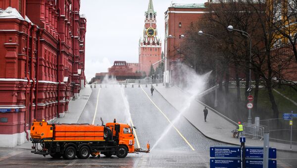 مركبة خدمات تقوم بتعقيم الطرق والأرصفة بالقرب من الساحة الحمراء في موسكو. - سبوتنيك عربي