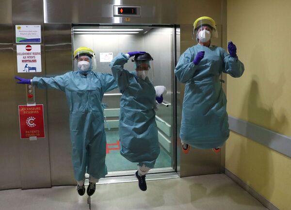 الموطفون الطبيون يقفزون في وحدة كوفيد-19 في مستشفى ريجونال دو لا سيتاديل، أثناء تفشي مرض فيروس التاجي (كوفيد-19) ، في لييج  بلجيكا، 22 أبريل 2020. - سبوتنيك عربي