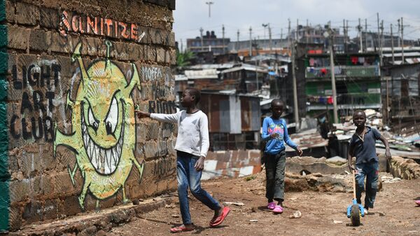 طفل صغير يقرأ الرسالة من لوحة جدارية توعوية تحذر الناس من خطر مرض كوفيد-19 الذي يسببه الفيروس كورونا، في حي وادي ماثاري في نيروبي، كينيا 22 أبريل 2020. - سبوتنيك عربي