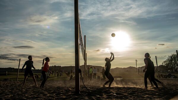 يلعب الناس الكرة الطائرة الشاطئية في حديقة غارديت للترفيه، وسط تفشي مرض التاجية (كوفيد-19)، في ستوكهولم، السويد، 20 أبريل 2020. - سبوتنيك عربي