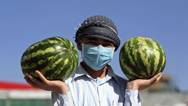 بائع متجول أفغاني يبيع البطيخ خلال شهر رمضان المبارك في كابول في أفغانستان  - سبوتنيك عربي