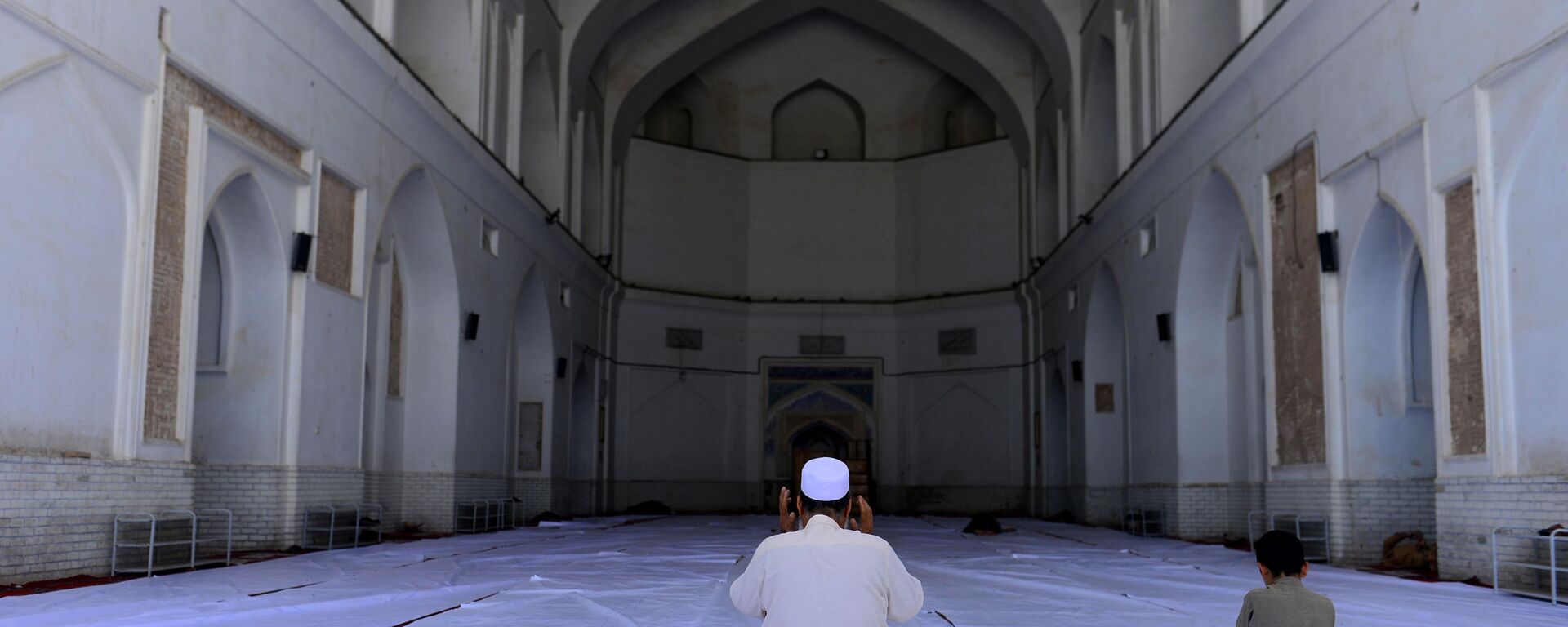 مصلون في جامع هرات، شهر رمضان، أفغانستان 26  أبريل 2020 - سبوتنيك عربي, 1920, 02.04.2022