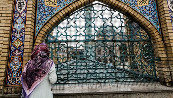 امرأة تقف أمام مسجد الإمام صالح بن موسى الكاظم في طهران، شهر رمضان، إيران 25 أبريل 2020 - سبوتنيك عربي