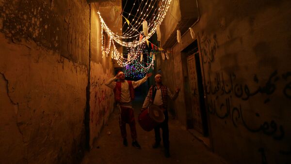 المسحراتي في شوارع مدينة رفح جنوب قطاع غزة، شهر رمضان، فلسطين  24 أبريل 2020 - سبوتنيك عربي