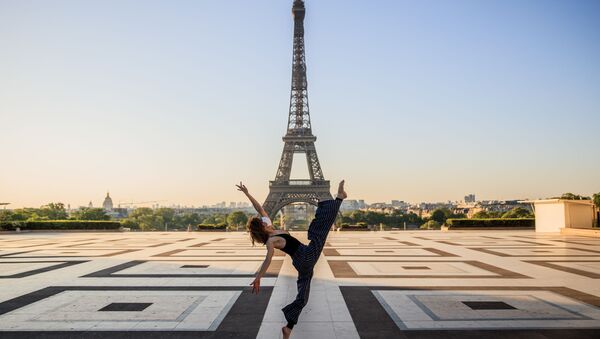 الراقصة السورية، يارا الحاصباني في ساحة تروكاديرو، على خلفية برج إيفل في باريس 22 أبريل 2020 - سبوتنيك عربي
