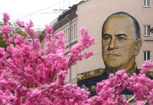رسم غرافيتي يصور المارشال البطل غيوري جوكوف في شارع ستاري أربات (شربات القديم) في موسكو - سبوتنيك عربي
