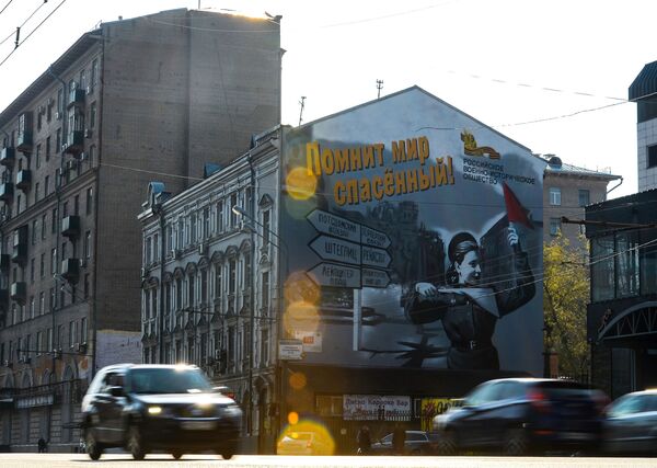 رسم غرافيتي للفنان ماكسيم توروبوف، يصور ضابطة مرور (التي قامت بتنظيم المرور في برلين بعد سقوطها) في شارع بوتيرسكايا على واجهة منزل رقم 67 في موسكو - سبوتنيك عربي