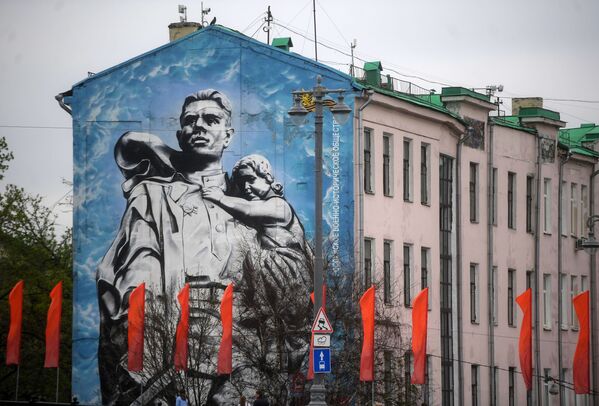 رسم غرافيتي لصورة مشهورة انتشرت خلال فترة الحرب الوطنية العظمى (1941-1945) يصور المحارب المحرر على إحدى واجهات المباني في حي كريمليوفسكايا نابيريجنايا (ضفة الكرملين) في موسكو - سبوتنيك عربي