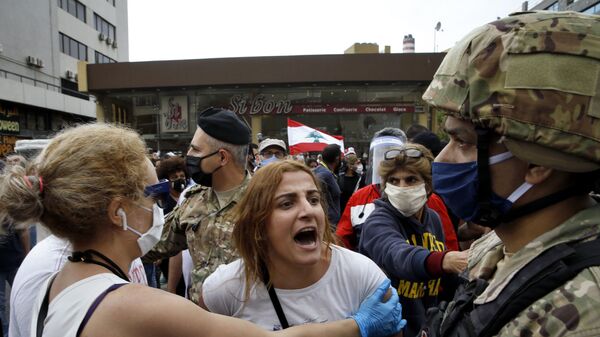 متظاهرة مناهضة للحكومة تتشاجر مع جنود الجيش اللبناني - سبوتنيك عربي